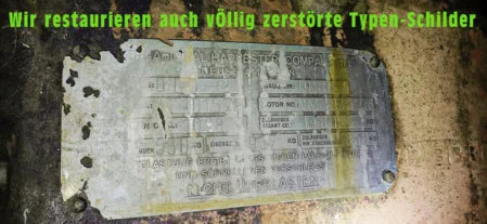 Wegweiser mit Pfeilsymbolen in einem Gebäude
