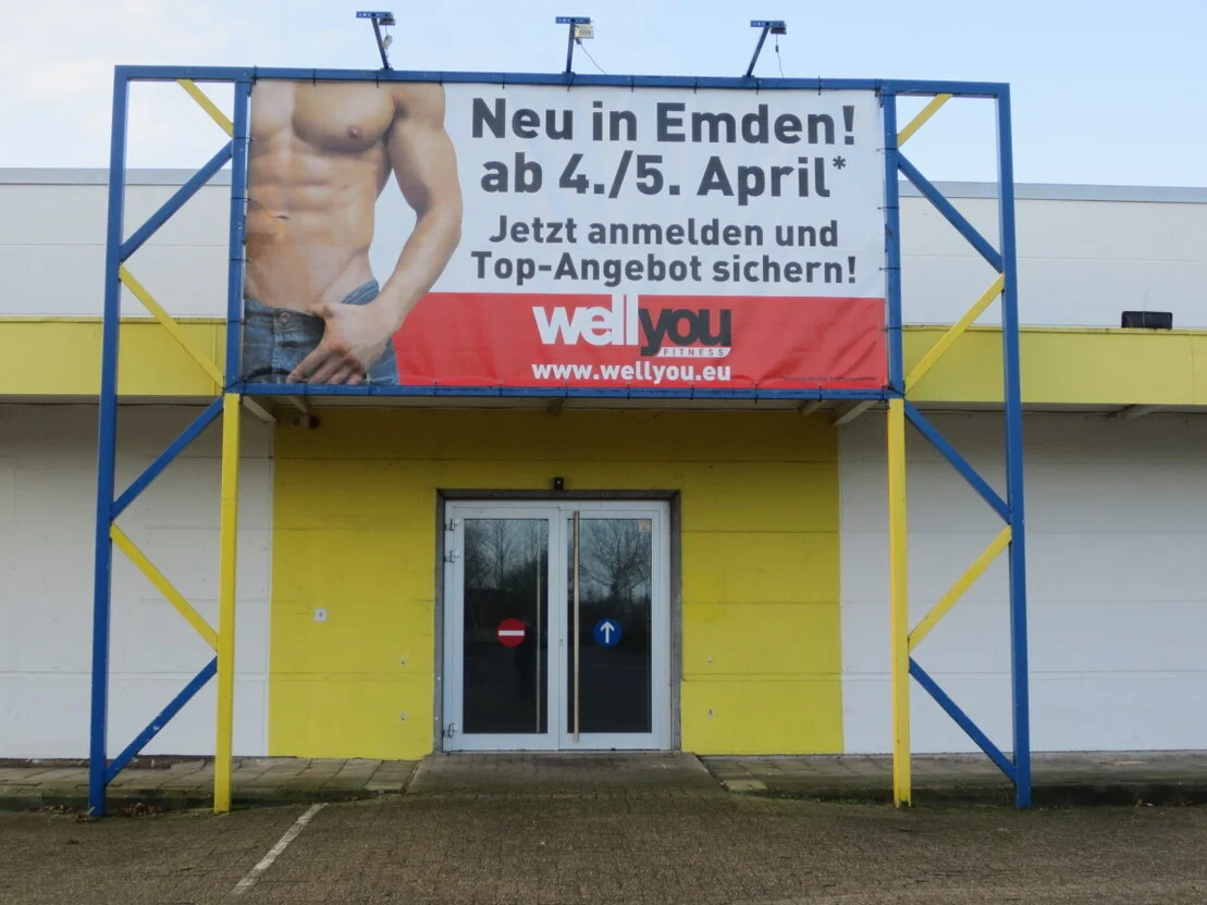 Gedruckte Werbebanner und Textilien auf einem Tisch