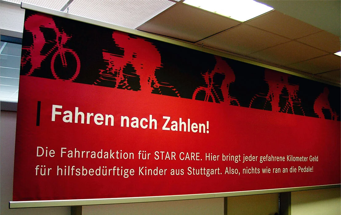 Leinwandbilder in einem hellen Firmen-Empfangsbereich