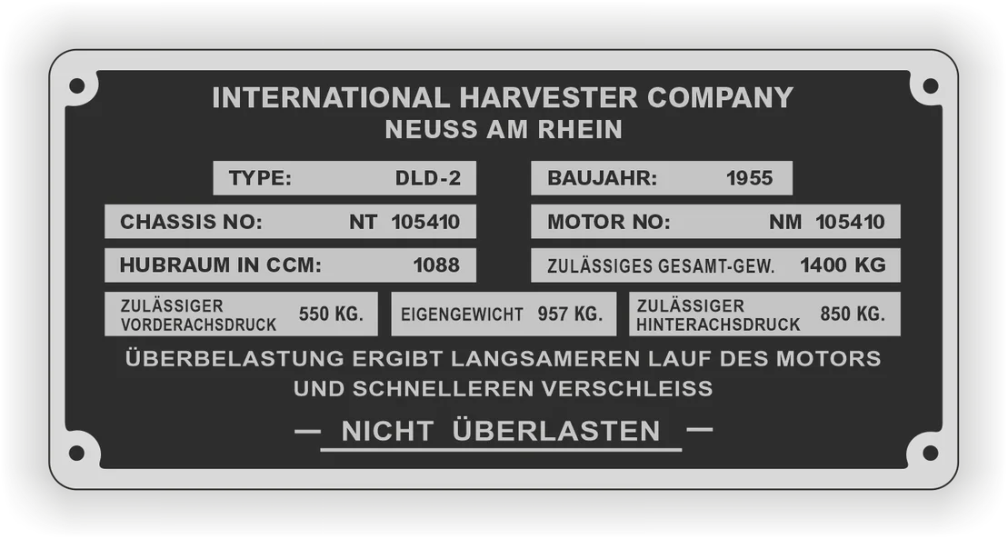 Industrieschild mit Warnhinweisen an einer Maschine