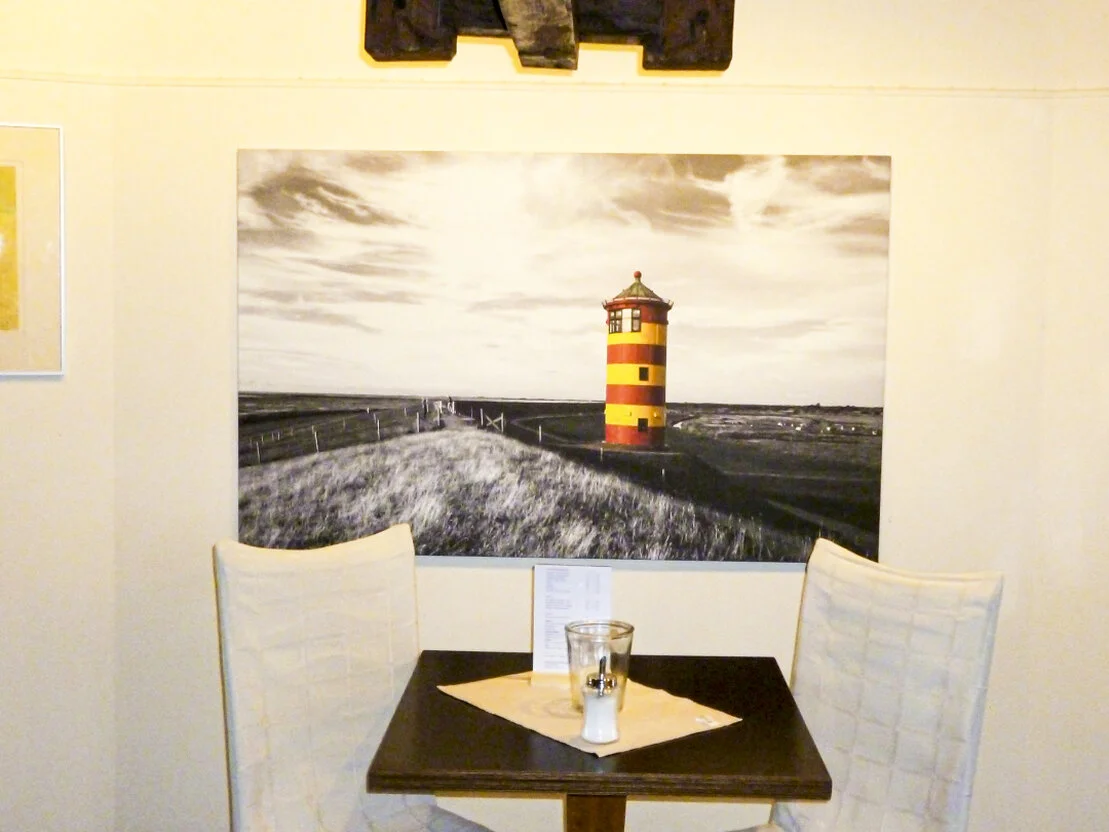 Leinwanddrucke mit Motiven an einer Wand